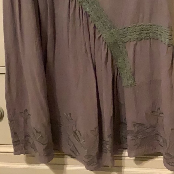 Sleeveless dress with embroidered hem and lace trim - Picture 4 of 5